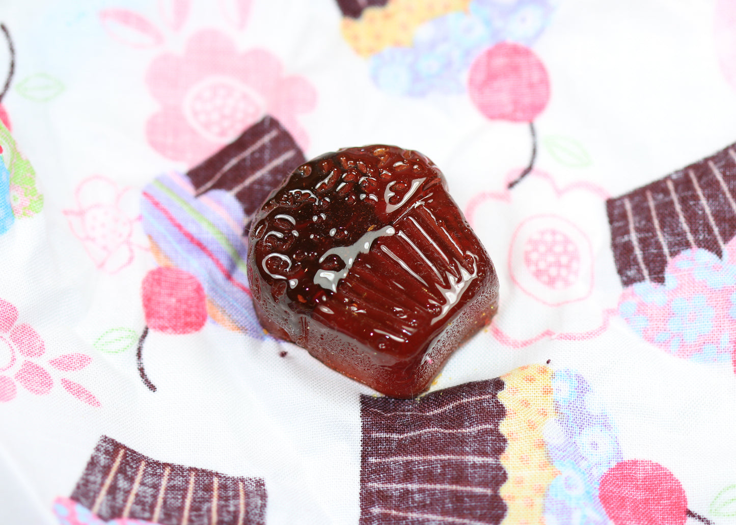 Cupcake shaped Rockin Rosin for violin viola or cello, patterned cloth